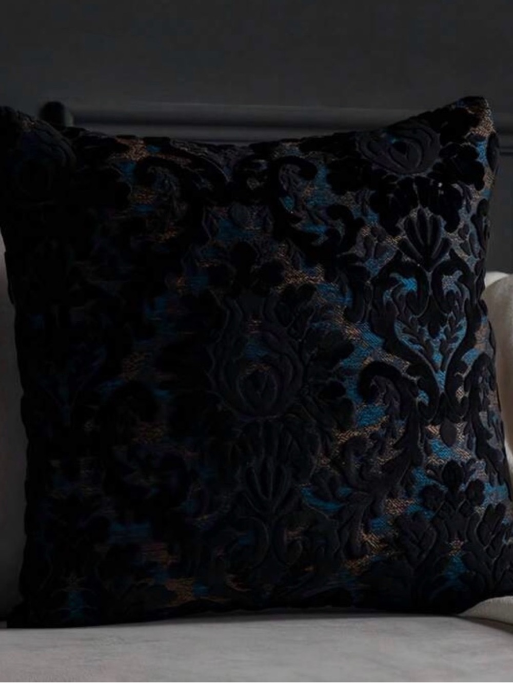 Set of 4 18” Decorative Velvet Damask Accent Pillow with Zipper.